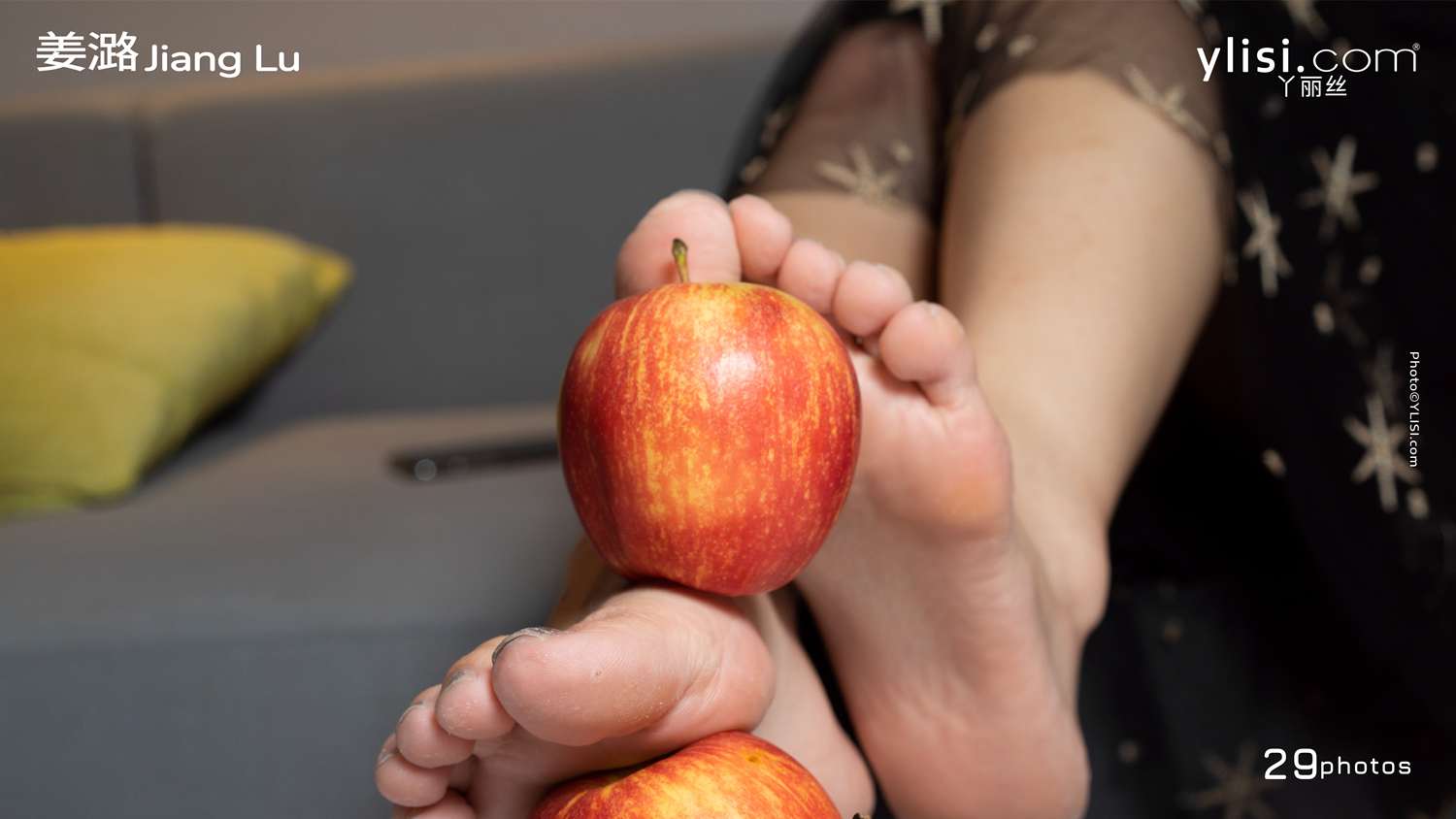 null Step on the apple with your feet 高清写真套图