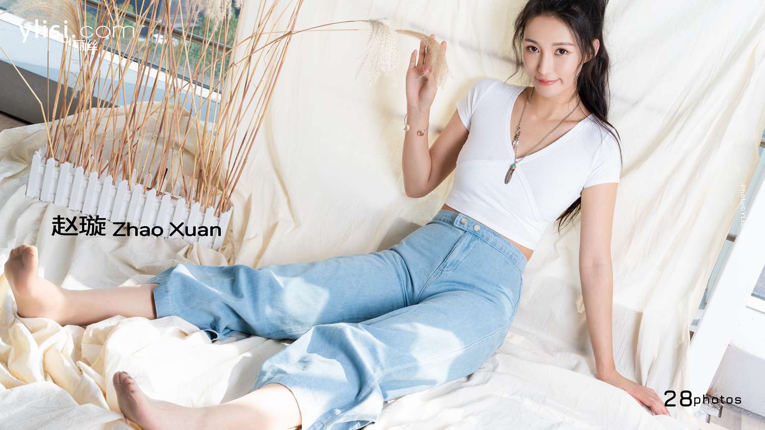 null Model's feet under bell-bottom pants 高清写真套图