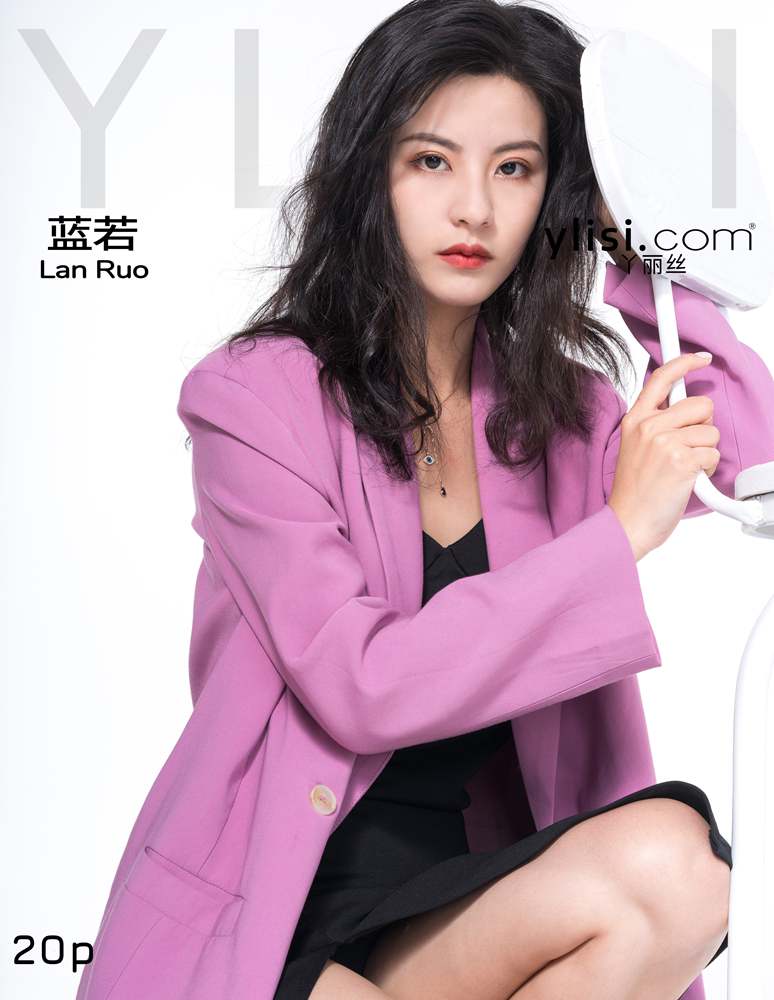 null Beauty in a suit measures her feet 高清写真套图