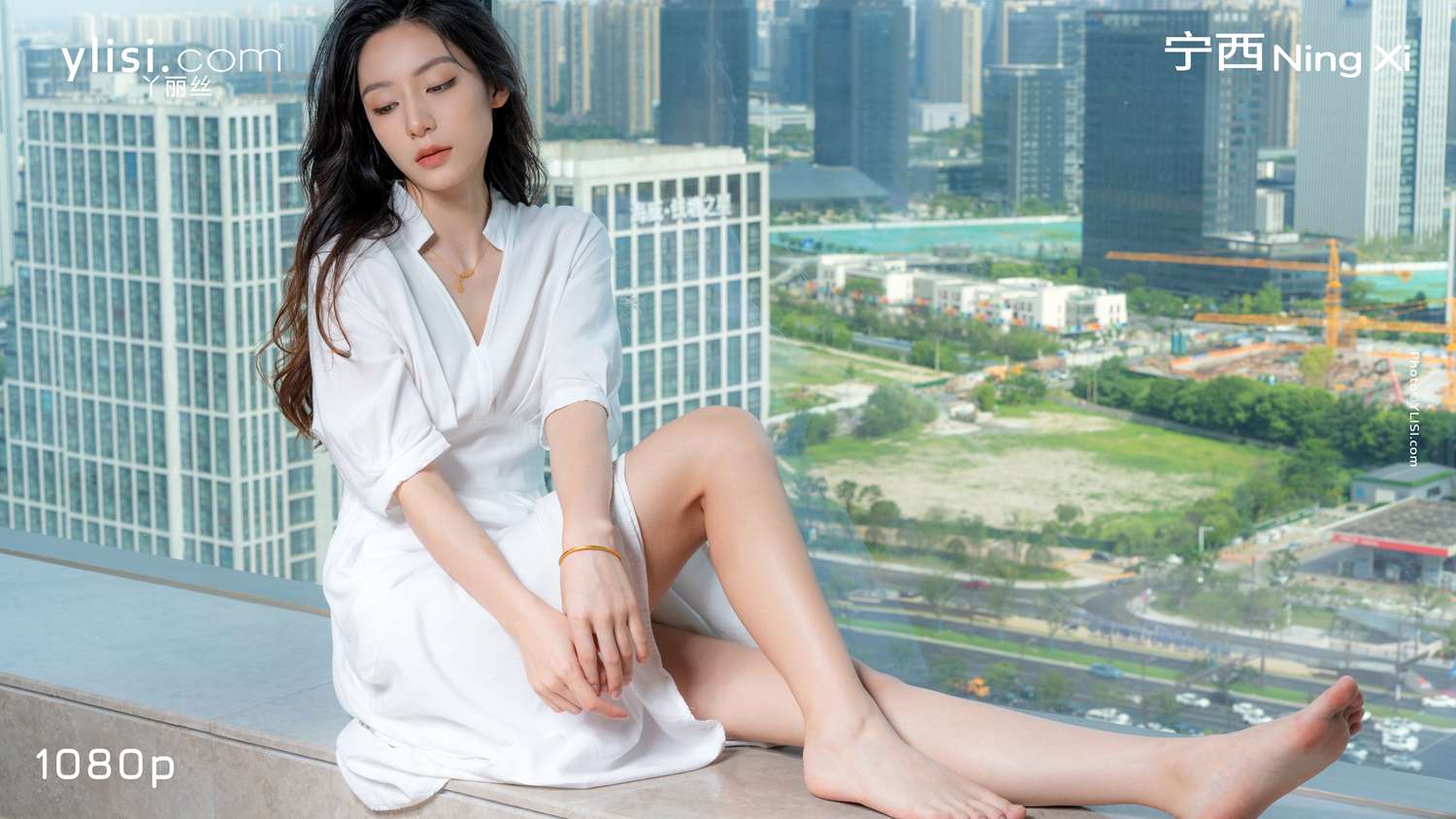 null Naked feet of beauty in white dress 高清写真套图