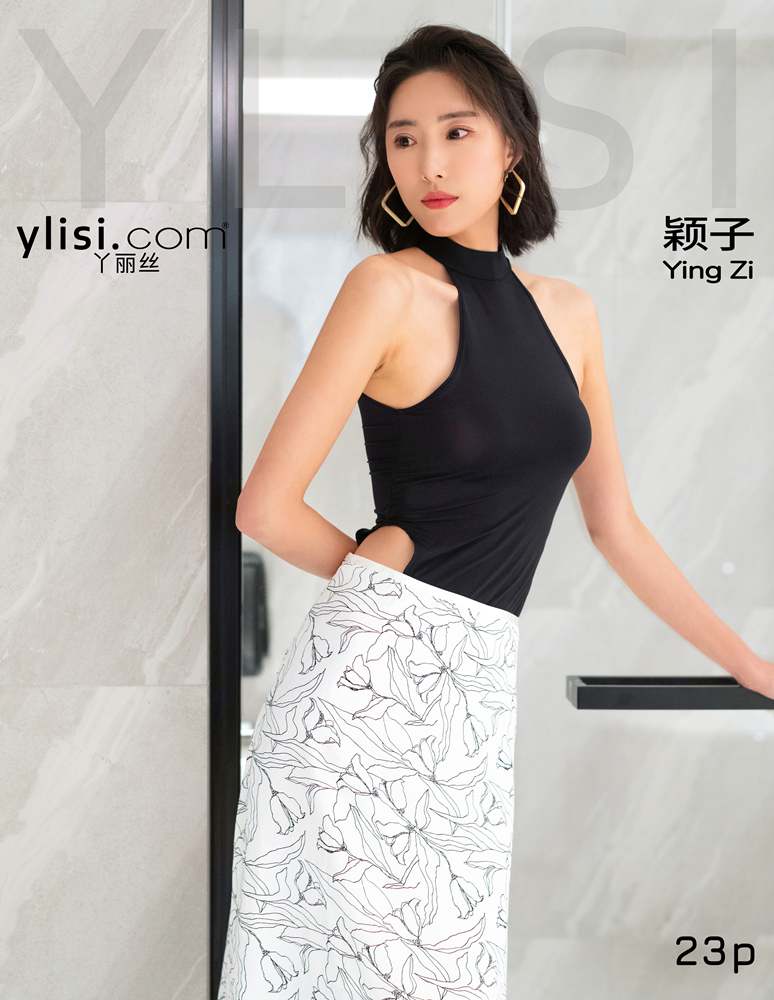 null Black sandals on bathroom floor 高清写真套图