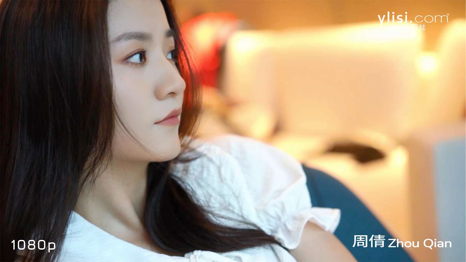 Zhou Qian A barefoot white dress beauty sitting by the window 高清写真套图