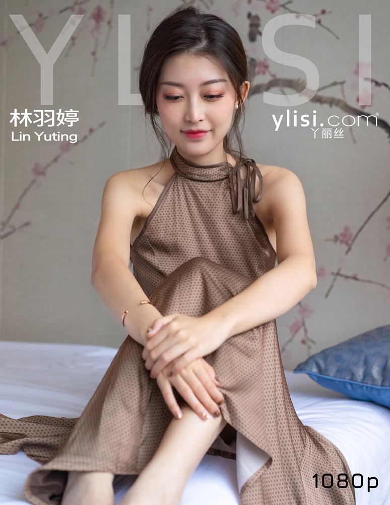 null The pretty girl put her toes between her toes 高清写真套图